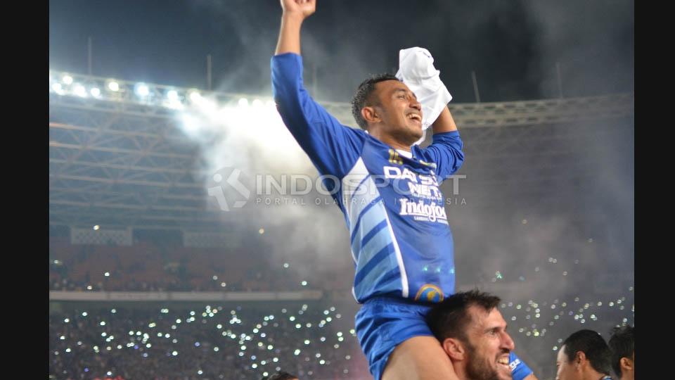 Spasojevic mengangkat rekannya.
